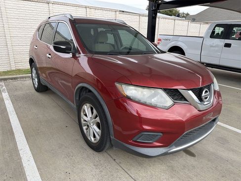 Used 2015 Nissan Rogue SV image 2