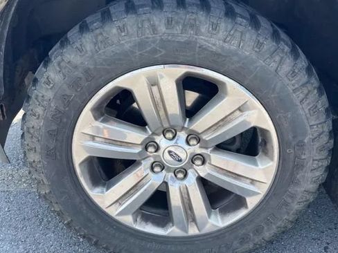 Used 2019 Ford F150 Lariat w/ Equipment Group 502A Luxury AWD/4WD image 19