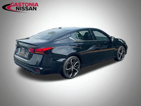 Used 2023 Nissan Altima 2.5 SR w/ SR Premium Package FWD image 9
