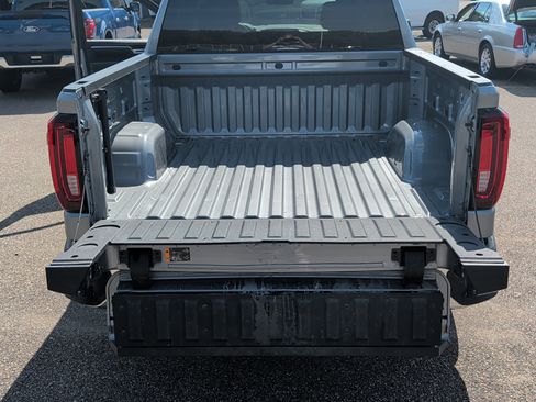 Used 2025 GMC Sierra 1500 SLT AWD/4WD image 18