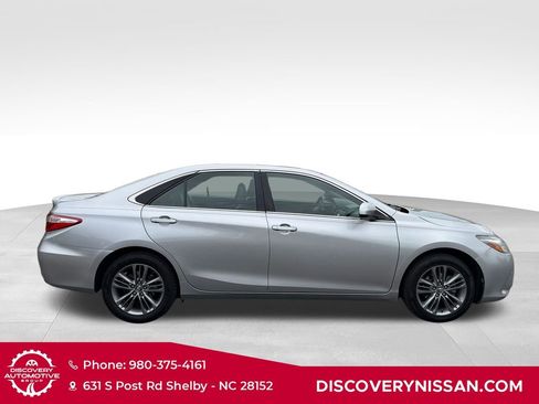 Used 2017 Toyota Camry SE w/ Moonroof Package FWD image 5