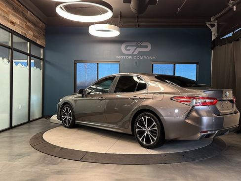 Used 2018 Toyota Camry SE image 5