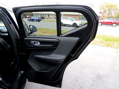 Used 2020 Volvo XC40 T5 Momentum w/ Protection Package Premier image 36