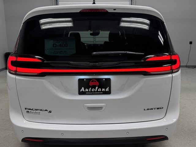 Used 2025 Chrysler Pacifica Limited FWD image 6