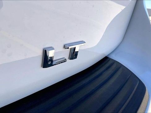 Used 2024 Chevrolet Suburban LT image 8