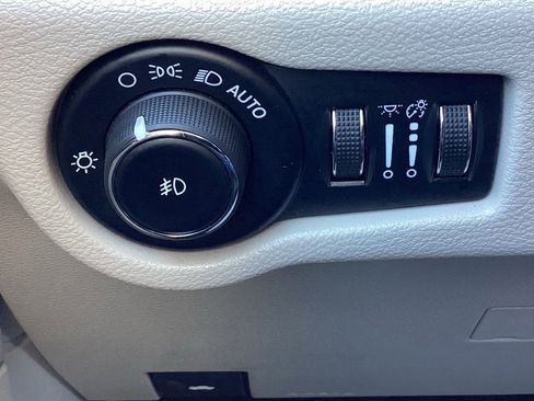 Used 2024 Chrysler Pacifica Touring-L FWD image 33