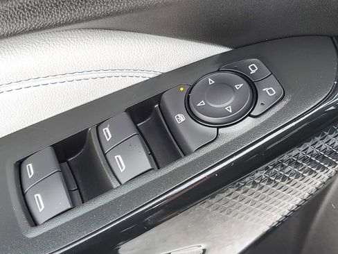 Used 2025 Chevrolet Trax LT w/ LT Convenience Package image 26