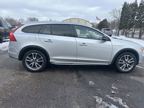 Used 2017 Volvo V60 T5 Cross Country w/ Convenience Package image 7