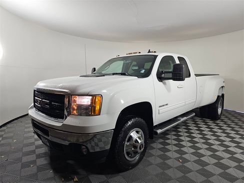 Used 2011 GMC Sierra 3500 SLT w/ SLT Convenience Package image 3