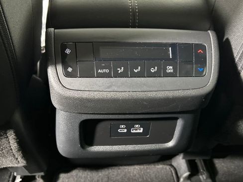 Used 2025 Nissan Pathfinder SV image 18