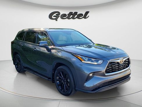 Used 2025 Toyota Highlander Limited FWD image 3