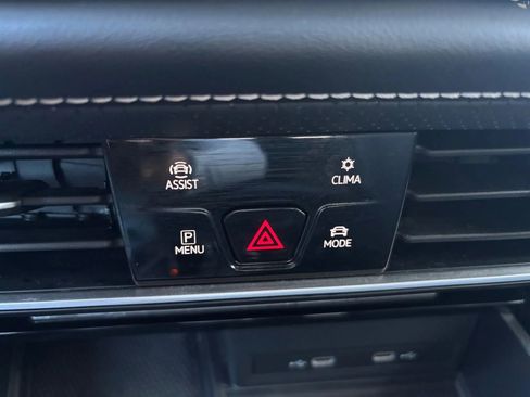 Used 2024 Volkswagen Atlas SE image 23