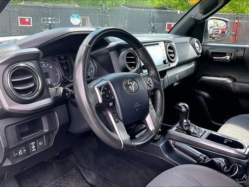 Used 2018 Toyota Tacoma TRD Off-Road w/ Technology Package AWD/4WD image 14