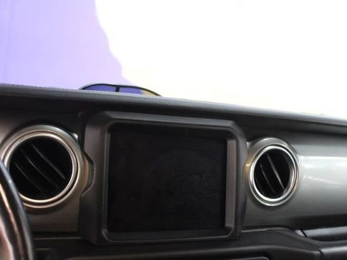 Used 2019 Jeep Wrangler Unlimited Sahara w/ Uconnect 4C Nav & Sound Group AWD/4WD image 18