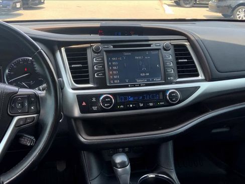 Used 2017 Toyota Highlander XLE image 6