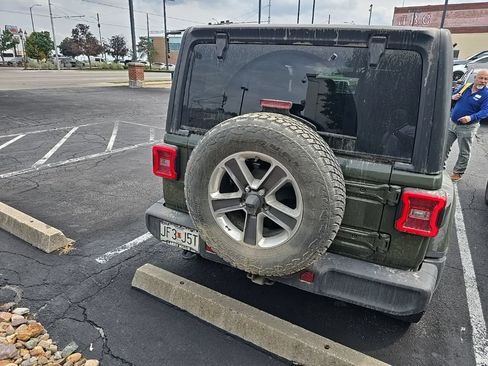 Used 2020 Jeep Wrangler Unlimited Sahara AWD/4WD image 32
