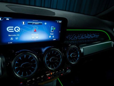 New 2025 Mercedes-Benz EQB 300 4MATIC image 18