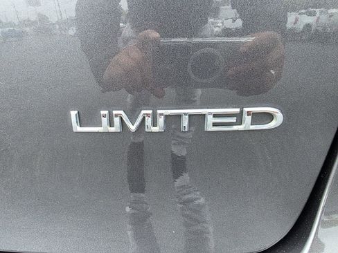 Used 2017 Chrysler Pacifica Limited w/ UConnect Theater Package image 4