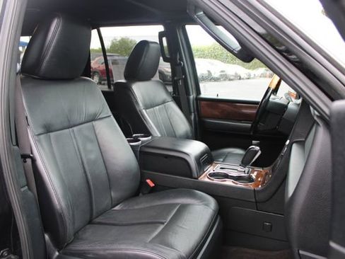 Used 2016 Lincoln Navigator L Select RWD image 8