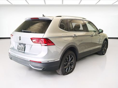 Used 2023 Volkswagen Tiguan SE w/ Panoramic Sunroof Package image 4