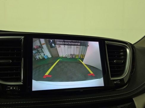 Used 2023 Chrysler Pacifica Limited FWD image 17