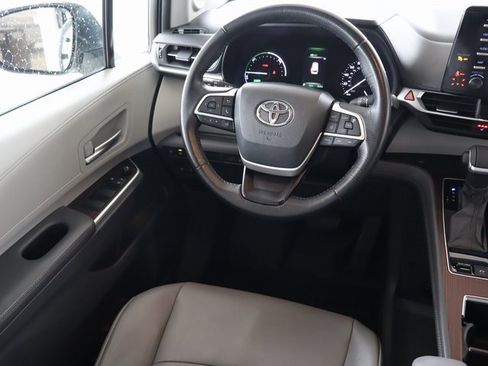 Used 2021 Toyota Sienna XLE image 21