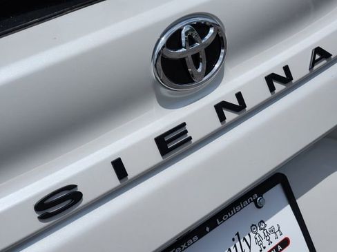 New 2026 Toyota Sienna XLE image 9