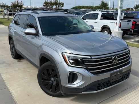 Used 2024 Volkswagen Atlas SE w/ Panoramic Sunroof Package FWD image 5