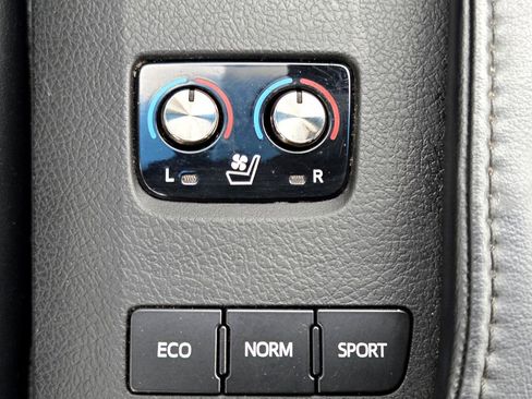Used 2018 Toyota Avalon Limited image 28