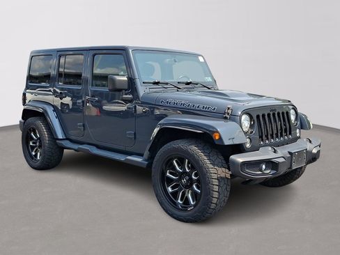 Used 2017 Jeep Wrangler Unlimited Sahara AWD/4WD image 3