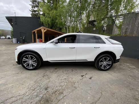 Used 2025 Cadillac Lyriq Luxury AWD/4WD image 3