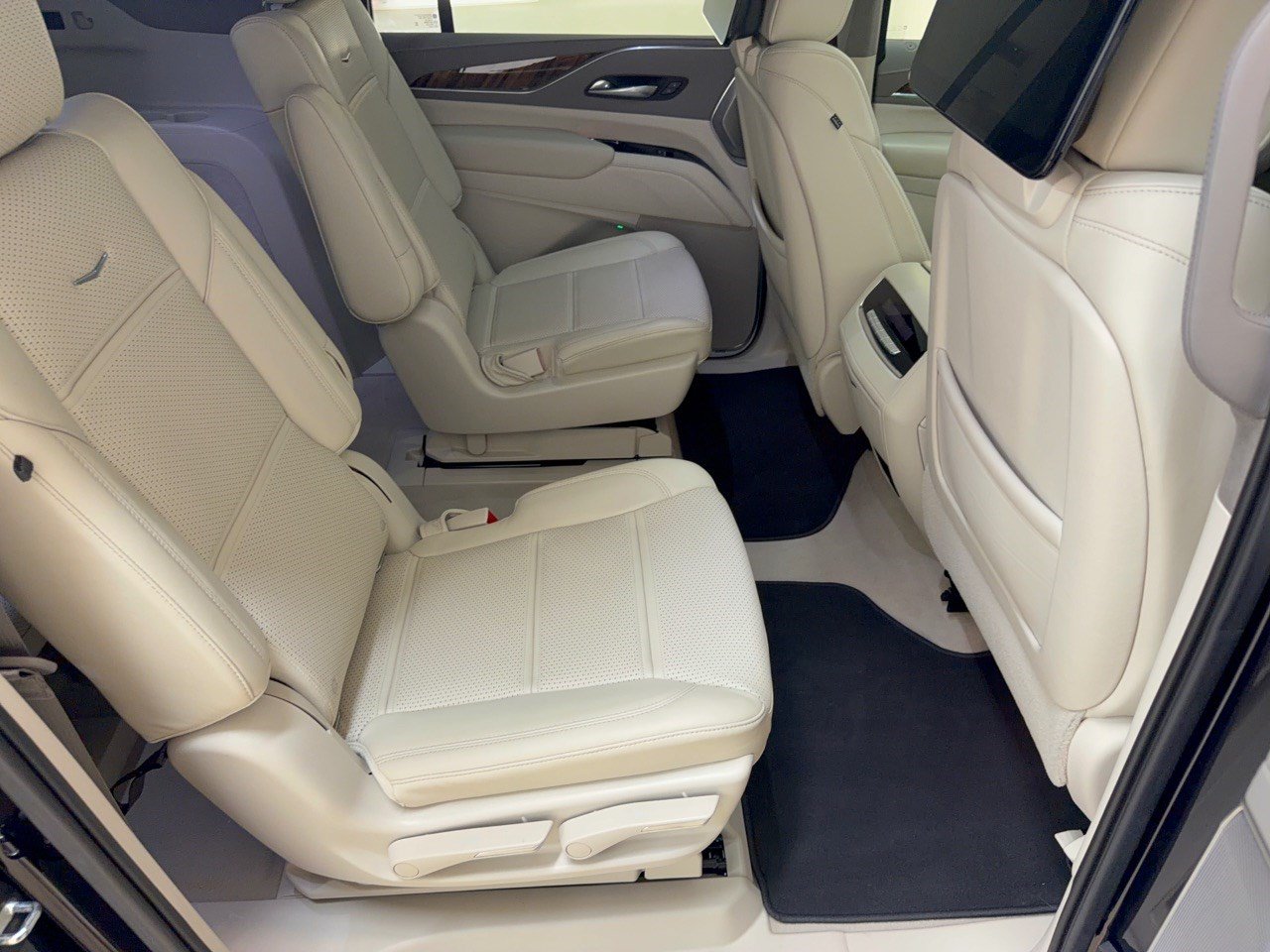 Used 2021 Cadillac Escalade ESV Premium Luxury Platinum AWD/4WD image 29