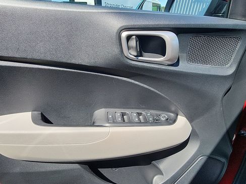 Used 2025 Hyundai Venue SEL FWD image 18