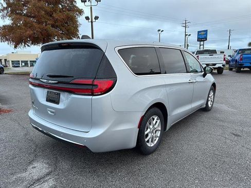Used 2024 Chrysler Pacifica Touring-L image 7