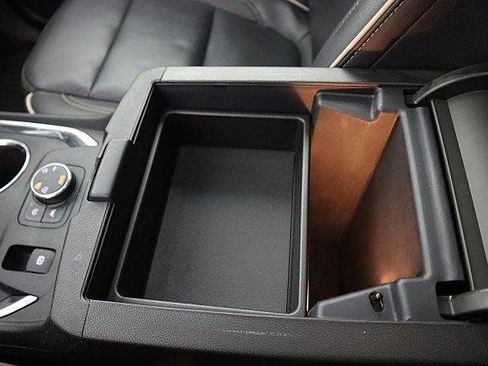 Used 2022 Chevrolet Traverse Premier image 36