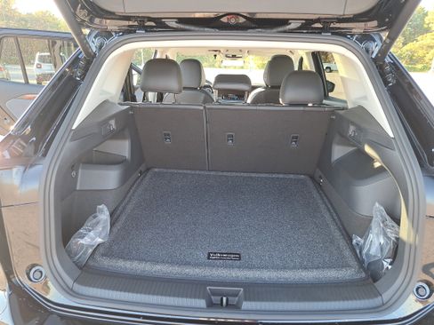 New 2026 Volkswagen Tiguan SE FWD image 12