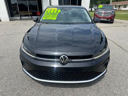 Used 2025 Volkswagen Jetta SE FWD image 8