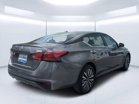 Used 2025 Nissan Altima 2.5 SV FWD image 3