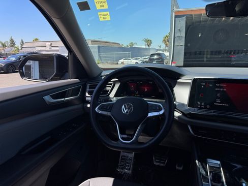 Used 2025 Volkswagen Atlas Peak Edition SE AWD/4WD image 22