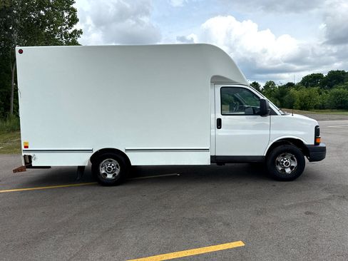 Used 2012 GMC Savana 3500 image 2
