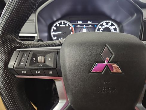 Used 2023 Mitsubishi Outlander SE image 15