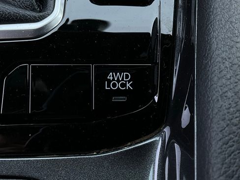 Used 2025 Jeep Compass Latitude image 23