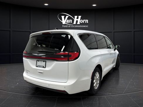 Used 2023 Chrysler Pacifica Touring-L FWD image 7