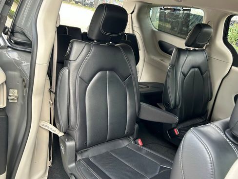 Used 2022 Chrysler Pacifica Touring-L image 38