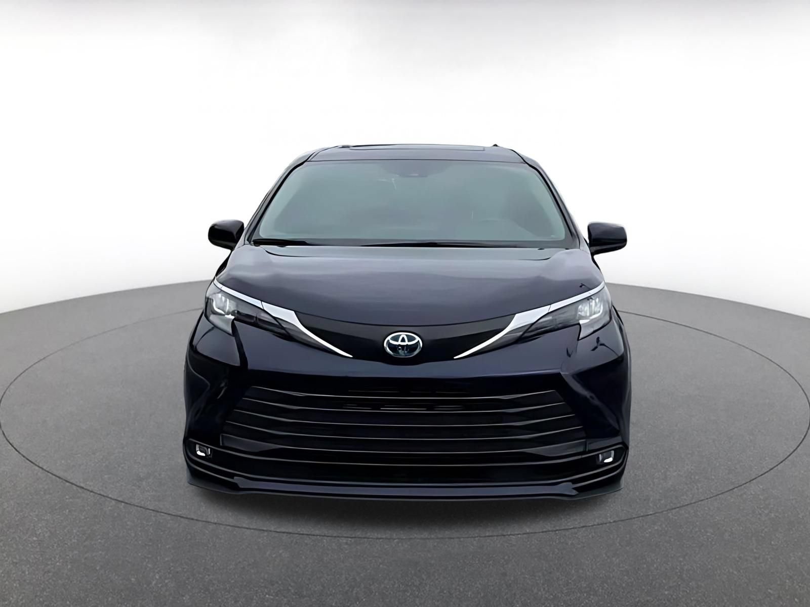 Used 2025 Toyota Sienna XLE FWD image 6