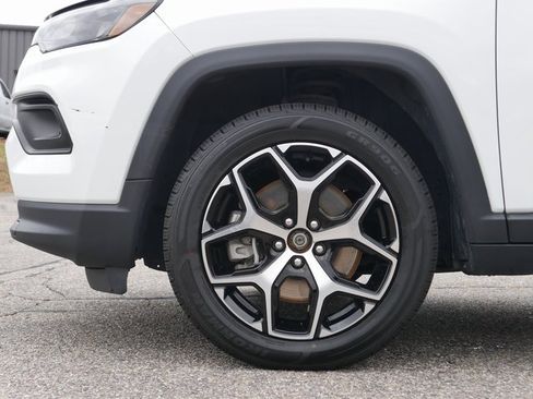 Used 2024 Jeep Compass Latitude image 10