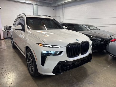 Used 2026 BMW X7 xDrive40i w/ M Sport Package AWD/4WD image 3