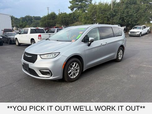 Used 2023 Chrysler Pacifica Touring-L FWD image 3