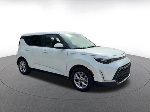 Used 2025 Kia Soul LX w/ LX Technology Package image 2