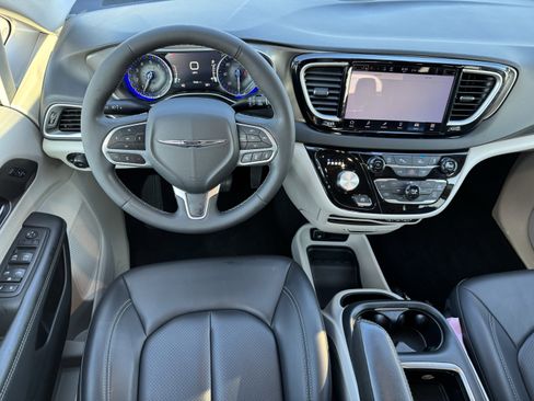 Used 2023 Chrysler Pacifica Touring-L image 7